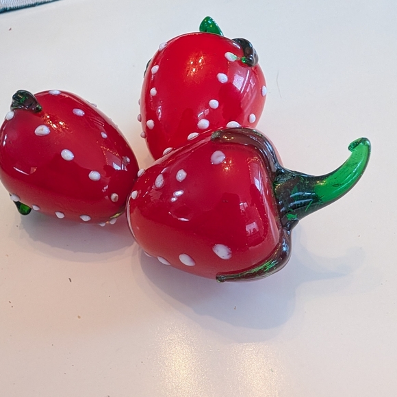 Set of 3 Vintage Art Glass Strawberries - Picture 3 of 16